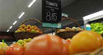 O tomate foi o produto que apresentou a maior alta em maro. Em alguns sacoles e supermercados de BH, o quilo pode ser encontrado por mais de R$ 8 (foto: EM/D.A/Press)