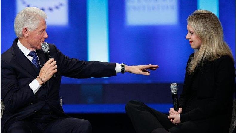 No palco ao lado do ex-presidente dos EUA Bill Clinton em 2015. Na �poca, Holmes era a mais jovem bilion�ria self-made do mundo