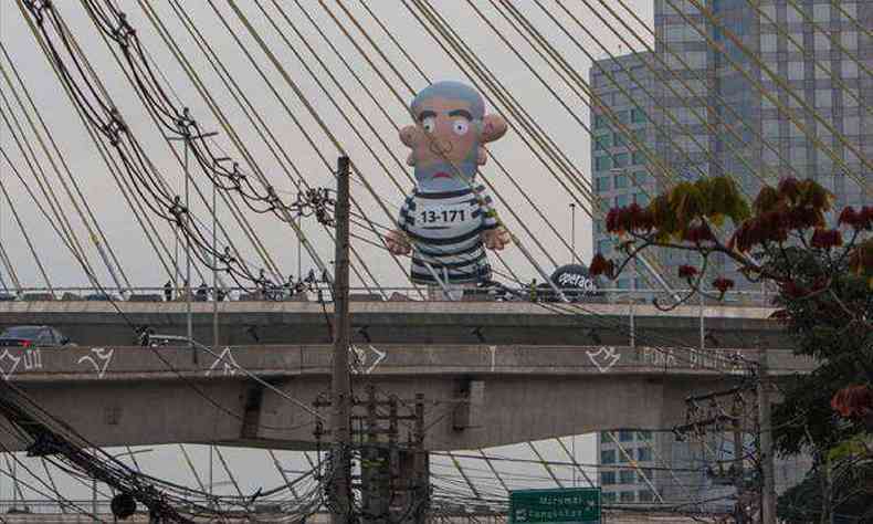 Boneco inflvel com a caricatura de Lula amanheceu nesta sexta-feira sobre a ponte estaiada Octvio Frias de Oliveira, na Avenida Jornalista Roberto Marinho, na zona sul de So Paulo.(foto: Marco Ambrsio/estado Contedo)