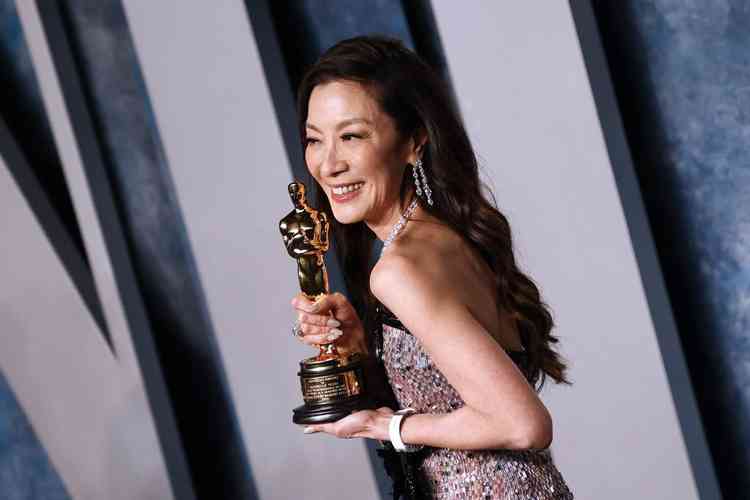 Michelle Yeoh segura a esttua do Oscar