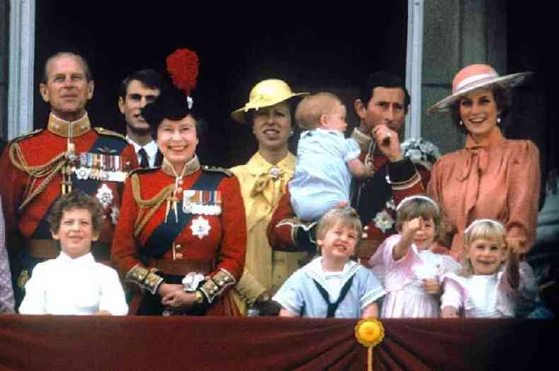 Em 1985, o duque de Edimburgo foi cercado por sua famlia, incluindo os jovens prncipes William e Harry, para assistir a uma passagem de avies sobre o Palcio de Buckingham(foto: PA)