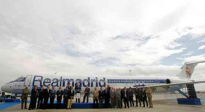  Boeing MD-83 durante a apresentao da aeronave pelo Real Madrid, com a presena de Di Stefano e membros e jogadores do clube(foto: REUTERS/Sergio Perez )