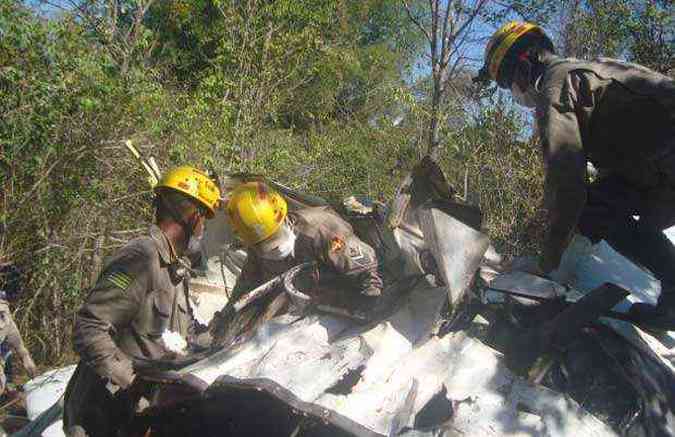 Os cinco ocupantes morreram na hora aps a queda e ficaram presos dentro do avio(foto: Corpo de Bombeiros/Divulgao)