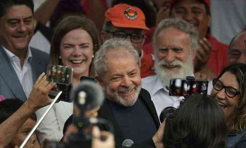 Lula concluiu: 'Vamos  luta at a vitria final'(foto: CARL DE SOUZA / AFP )