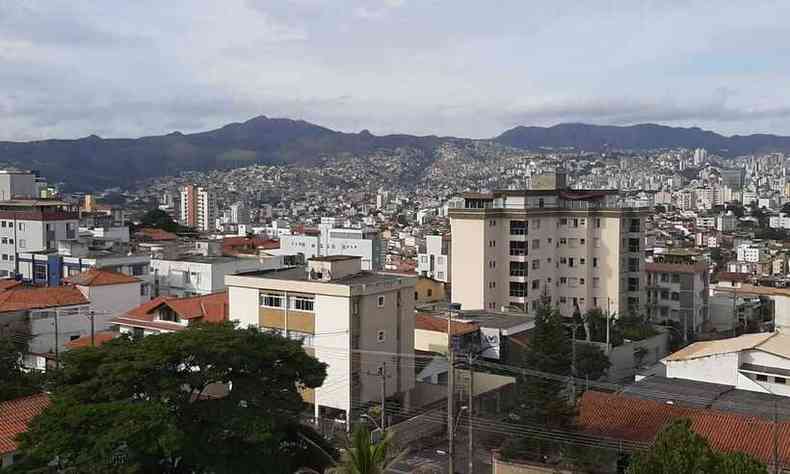 Vista da Serra do Curral, na capital, com cu claro(foto: Frederico Teixeira/EM/D.A Press)