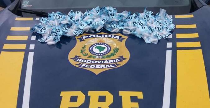Pinos de cocaína estavam dentro de uma mochila(foto: Polícia Rodoviária Federal (PRF) / Divulgação) Pinos de cocaína estavam dentro de uma mochila(foto: Polícia Rodoviária Federal (PRF) / Divulgação)