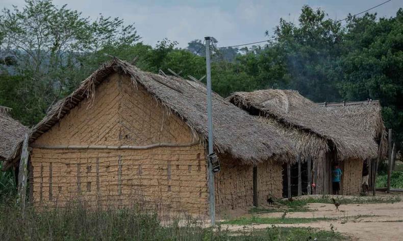 Imagem da aldeia Maranau, em 2019. Na imagem aparece uma casa em primeiro plano e parte de outra ao fundo. As casas esto cercadas por vegetao. 