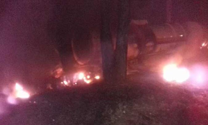 Plantação de eucalipto ficou em chamas após o vazamento de álcool anidro(foto: Corpo de Bombeiros/ Divulgação) Plantação de eucalipto ficou em chamas após o vazamento de álcool anidro(foto: Corpo de Bombeiros/ Divulgação)