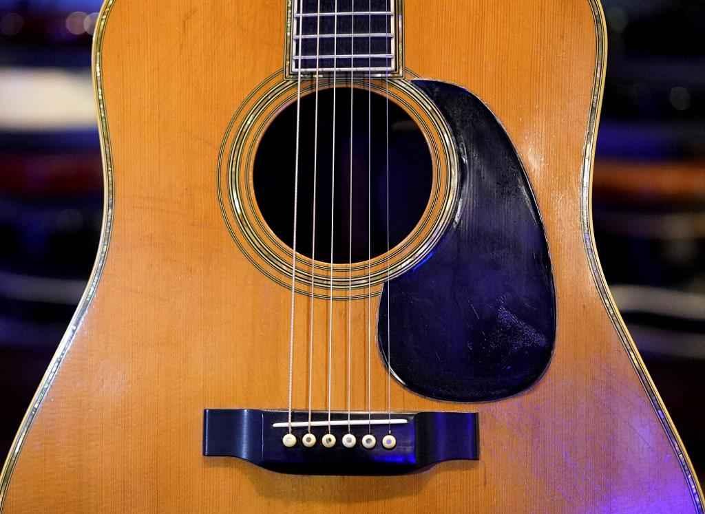 Violão de Clapton e letra de Kurt Cobain são estrelas de leilão
