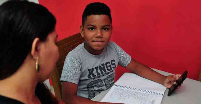 Fabiana de Paiva enfrenta o desafio de ensinar conteúdos escolares ao filho Juan Felipe (foto: Túlio Santos/EM/D.A Press)