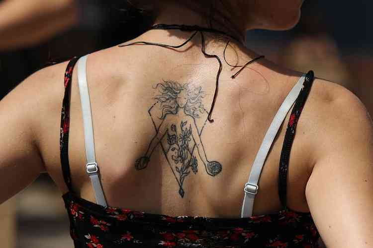 Tatuagem nas costas de uma mulher