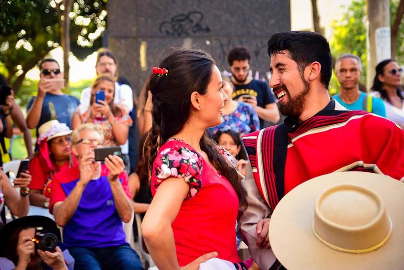 Casal de dançarinos agitará os visitantes(foto: Festa Chilena/Divulgação) casal de dançarinos em evento