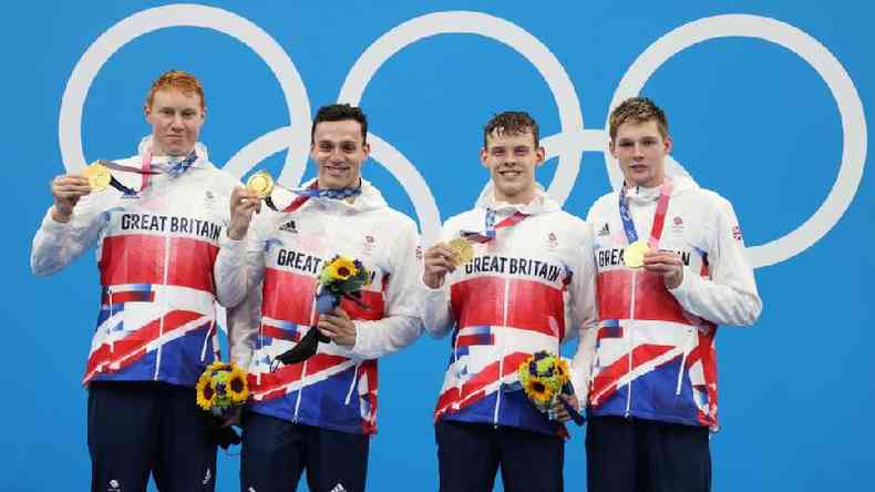 Matt Richards, que aparece em segundo da esquerda para a direita, foi o terceiro nadador britnico a saltar na piscina na prova por equipes(foto: Getty Images)