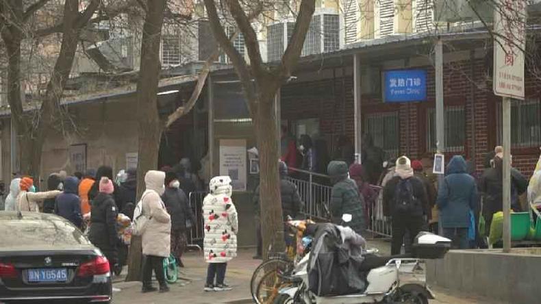 A fila do lado de fora de uma clnica para pacientes com suspeita de covid, em Pequim, na segunda-feira
