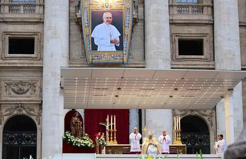 Uma tapeçaria representando o falecido Papa João Paulo I é exibida na fachada da Basílica de São Pedro durante a missa de sua beatificação, na Praça de São Pedro, no Vaticano(foto: Vincenzo PINTO / AFP) Uma tapeçaria representando o falecido Papa João Paulo I é exibida na fachada da Basílica de São Pedro durante a missa de sua beatificação, na Praça de São Pedro, no Vaticano