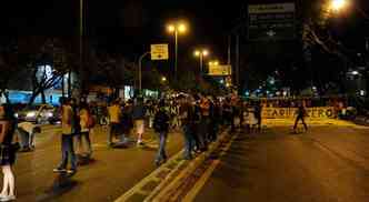 Enquanto cerca de 50 pessoas fechavam o trnsito, milhares aguardavam paradas no congestionamento. PM se limitou a fazer desvios (foto: Tlio Santos/EM/D.A Press)