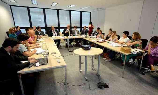 Reunio entre representantes do governo e dos professores discutiram propostas nesta segunda-feira(foto: Gil Leonardi/Imprensa MG)