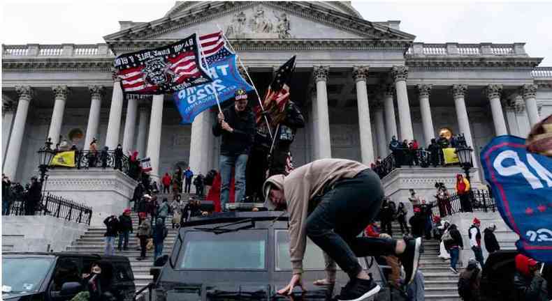 Em frente ao Capitólio, em Washington, apoiadores de Donald Trump sobem em carros e invadem o prédio que simboliza o poder dos EUA 
