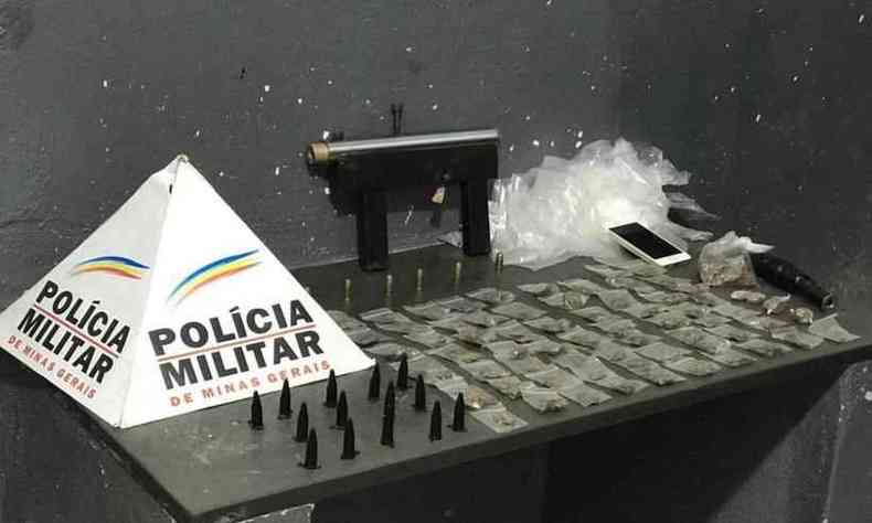 Drogas e armas foram apreendidas pela PM na ocorrncia(foto: Reproduo/Polcia Militar)