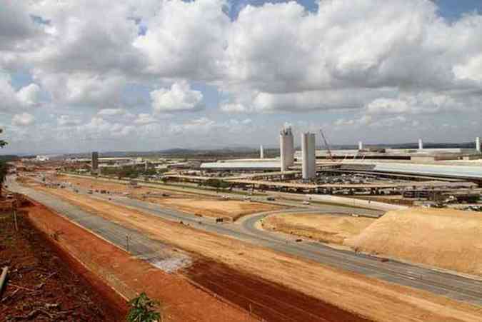 Geral do aeroporto: terraplenagem da rodovia tambm gera o p que atrapalha a limpeza do terminal (foto: Angelo Pettinati/Esp.EM/D.A Press)