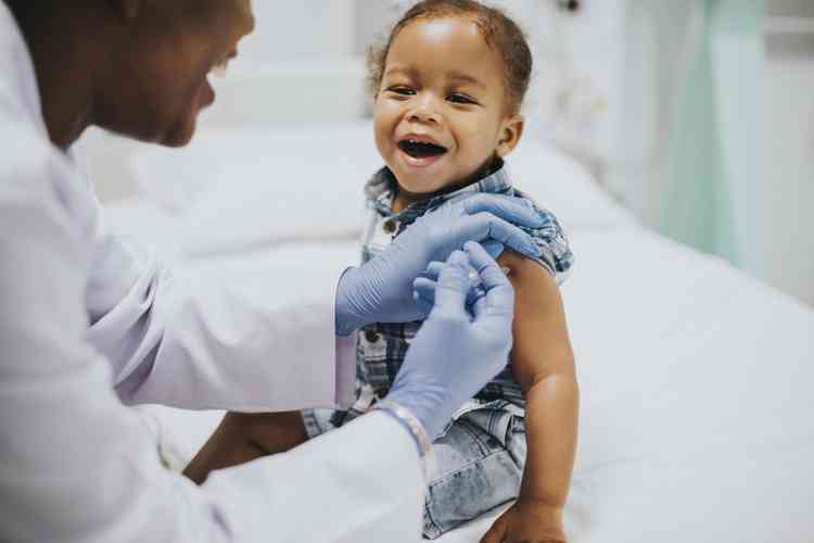 Criana recebendo vacina de pediatra