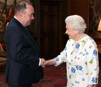 Rainha cumprimenta primeiro ministro escocs Alex Salmond, aps audincia em palcio de Edimburgo(foto: British Monarchy/Official)