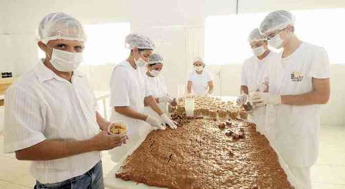 Funcionrios de fbrica terminam doce de leite de 450 quilos e tambm esperam receber o ttulo(foto: Jair Amaral/EM/D.A Press)
