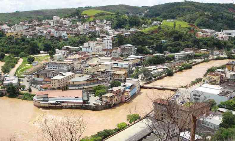 Ponte Nova, na Zona da Mata Mineira, teve enchente com Rio Piranga(foto: Edesio Ferreira/EM/D.A Press)