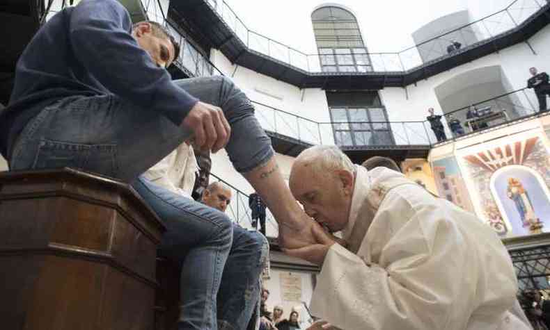Francisco celebrou durante a tarde a missa da ltima Ceia e o rito da lavagem de ps com doze detentos (foto: AFP PHOTO / VATICAN MEDIA)
