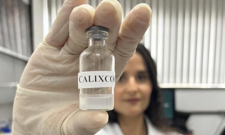mulher segura frasco da Calixcoca