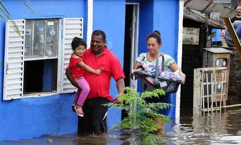 Pelo menos 1.795 famlias foram atingidas pelos efeitos das chuvas em pelo menos 38 cidades gachas(foto: RONALDO BERNARDI/Agencia RBS/ESTADAO CONTEUDO RS )