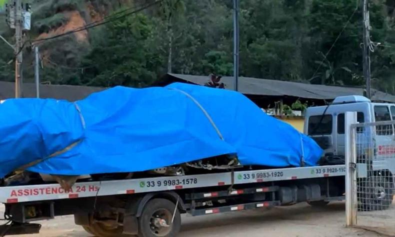 Destroos do avio que levava Marilia Mendonca levados por caminho