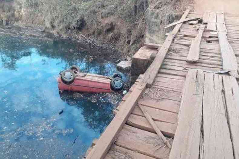 Carro submerso  encontrado com corpos de seis jovens em regio rural de Luzinia na manh desde domingo (5/9)