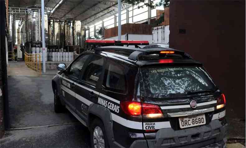 Polcia Civil esteve na sede da cervejaria Backer, na tarde desta quinta-feira, em Belo Horizonte(foto: Juarez Rodrigues/EM/D. A. Press)