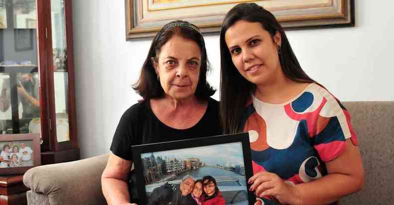 Regina Mrcia Franco e a filha Juliana vo homenagear o marido e pai morto pela COVID-19 de forma silenciosa, em casa(foto: Gladyston Rodrigues/EM/D.A Press )