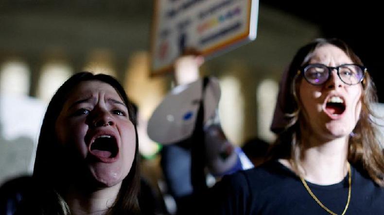 O vazamento provocou protestos contra e a favor do aborto do lado de fora da Suprema Corte na noite de segunda-feira