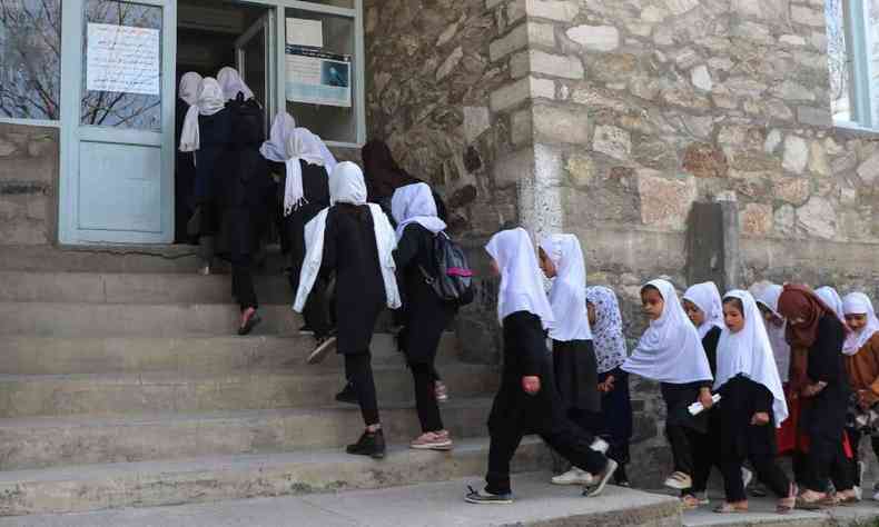 Meninas usando roupas tradicionais islmicas chegando  escola