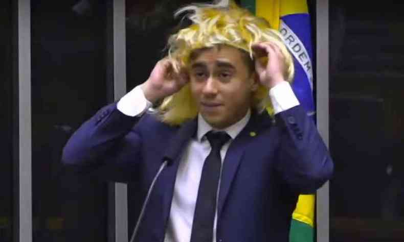Nikolas Ferreira com peruca loira na Cmara dos Deputados