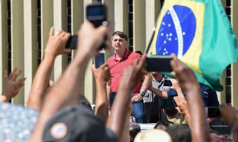 Em ao, deputados pedem que a Justia impea Bolsonaro de 