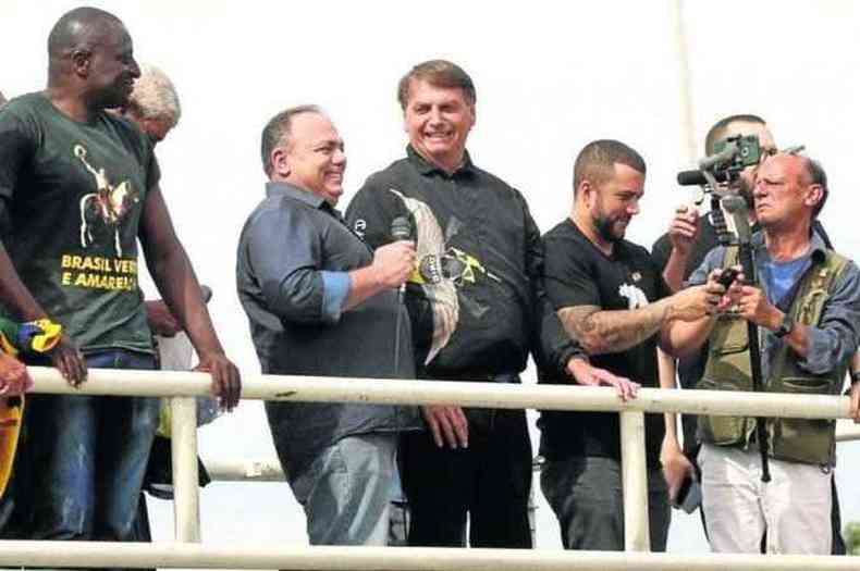 O ex-ministro da Sade Eduardo Pazuello e o presidente Jair Bolsonaro acenam a apoiadores durante ato no Rio de Janeiro(foto: Fernando Frazo/Agencia Brasil)