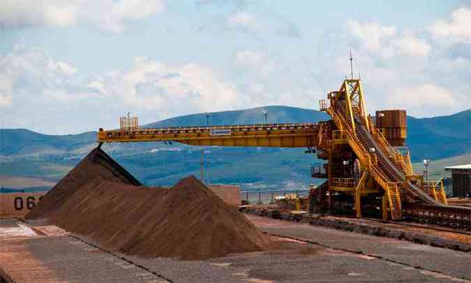 Pilha de minrio na mina da Vale em Baro de Cocais, a empresa mais prestigiada em Minas com sede fora do estado no ranking de 2013(foto: Agencia Vale/Divulgacao )
