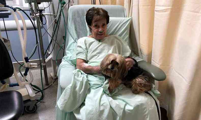 Dona Marlia com o cachorrinho Thor, levado  UTI como forma de animar a paciente e ajudar na recuperao dela(foto: Unimed-BH/Divulgao)