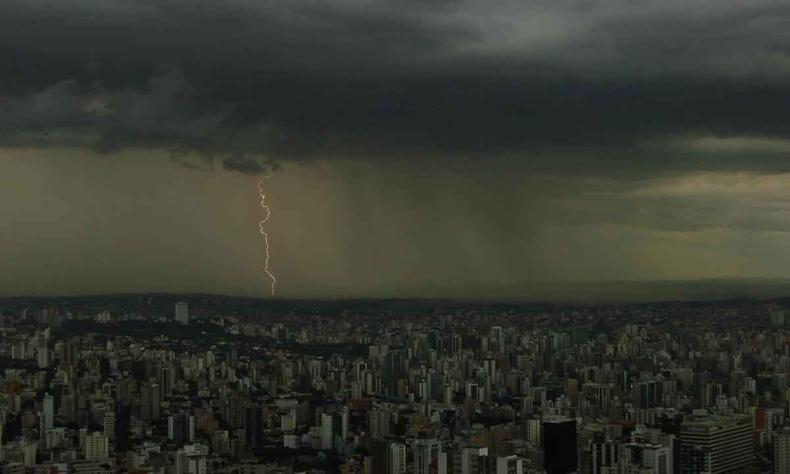 vista panormica de belo horizonte com cu carregado, muita chuva e raios ao fundo 