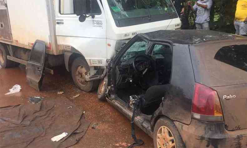 Veculos bateram de frente no incio desta manh(foto: Reproduo da internet/WhatsApp)