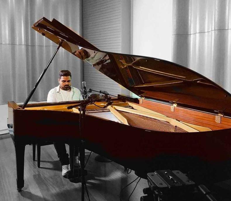 Giesley Mota além de intérprete é músico e compositor Giesley Mota além de intérprete é músico e compositor