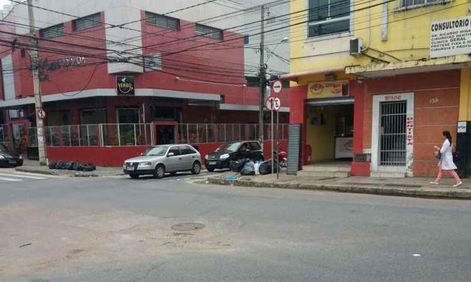 Mais lixo depositado no cruzamento da Francisco Sá com a Rua Erê, mesmo local onde veículos foram levados pela correnteza na semana passada(foto: Renato Scapolatempore/EM/DA Press) Mais lixo depositado no cruzamento da Francisco Sá com a Rua Erê, mesmo local onde veículos foram levados pela correnteza na semana passada(foto: Renato Scapolatempore/EM/DA Press)