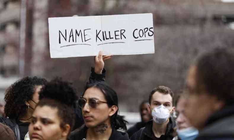 Manifestao contra violncia policial em Michigan, EUA, com cartaz em destaque com os dizeres em ingles 'Name killer cops'