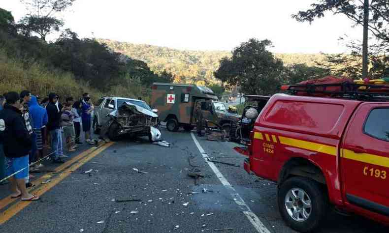 Viaturas do Corpo de Bombeiros e do Exrcito foram ao local ajudar no socorro das vtimas(foto: Corpo de Bombeiros/Divulgao)