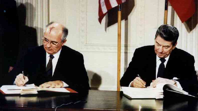Gorbachev e o ento presidente americano Ronald Reagan assinam tratado nuclear em 1987