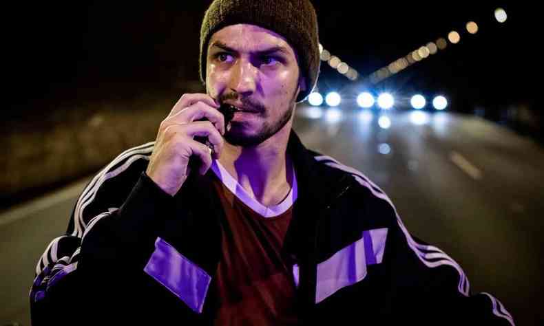 Ator Gabriel Leone como o personagem Pedro Lomba, usa touca, blusa de time e tem aspecto de drogado na série Dom 